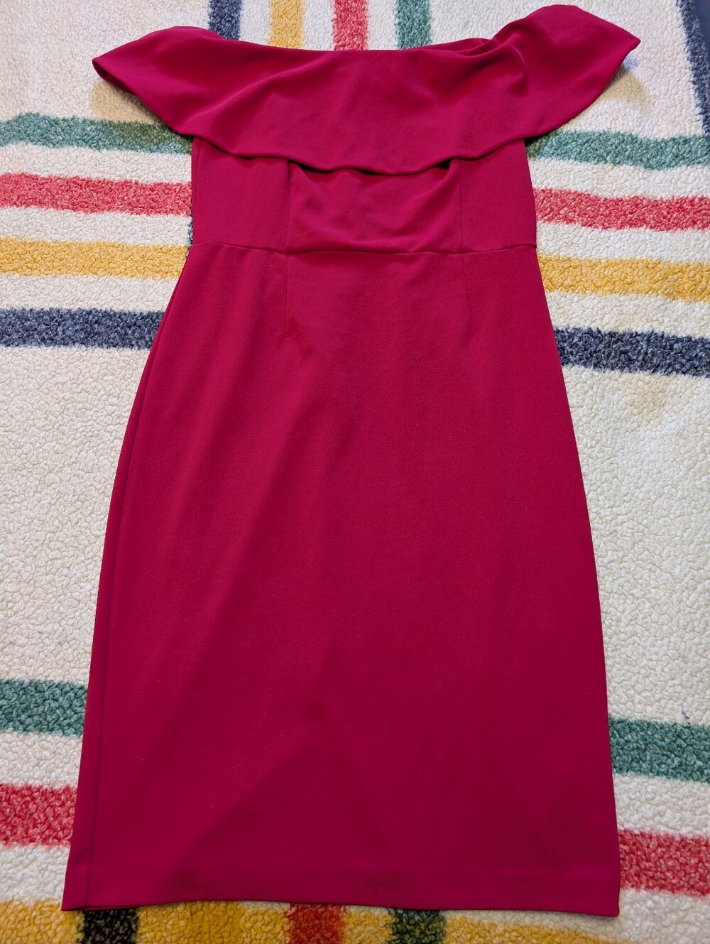Dynamite Off The Shoulder Fitted Dress in Magenta